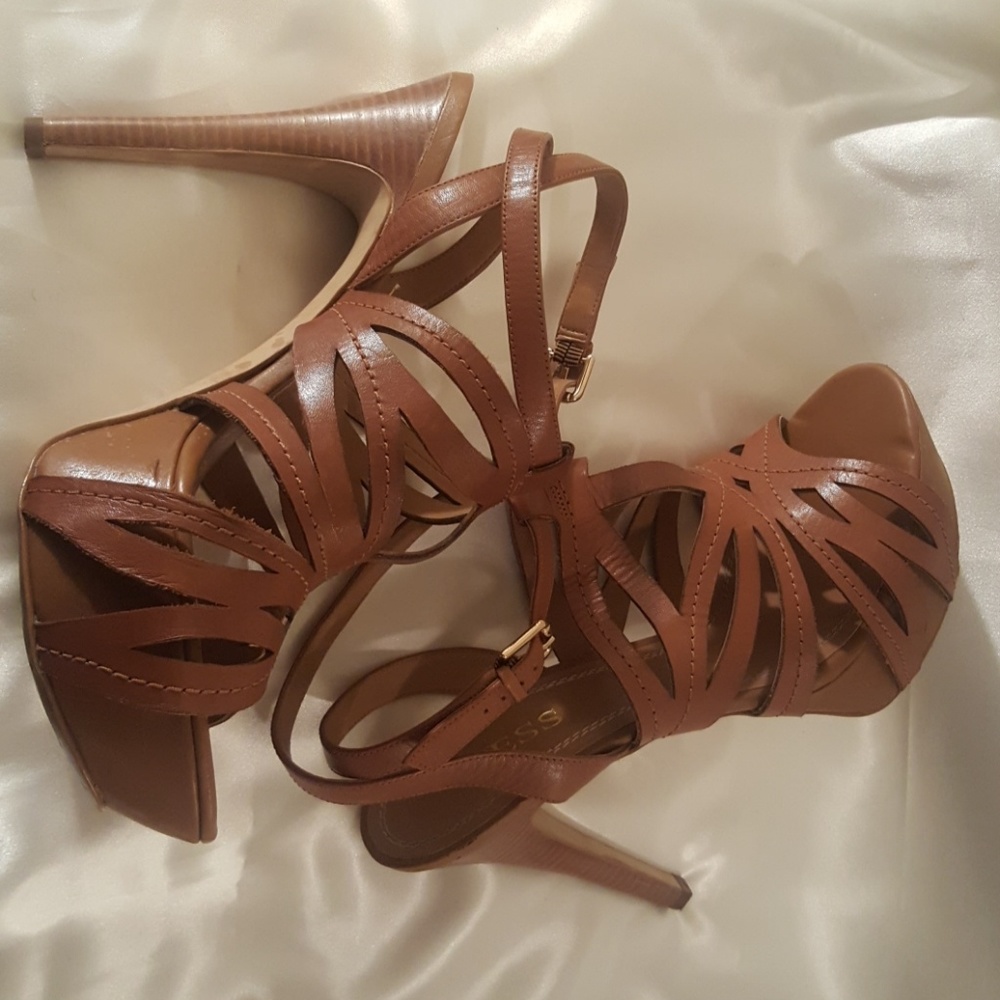 Size 10 Guess platform sandals